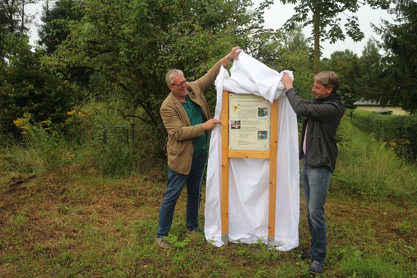 Bild: Hans-J&uuml;rgen Bednarzik und Stephan Klante er&ouml;ffneten den ersten Bienenlehrpfad Nordth&uuml;ringens