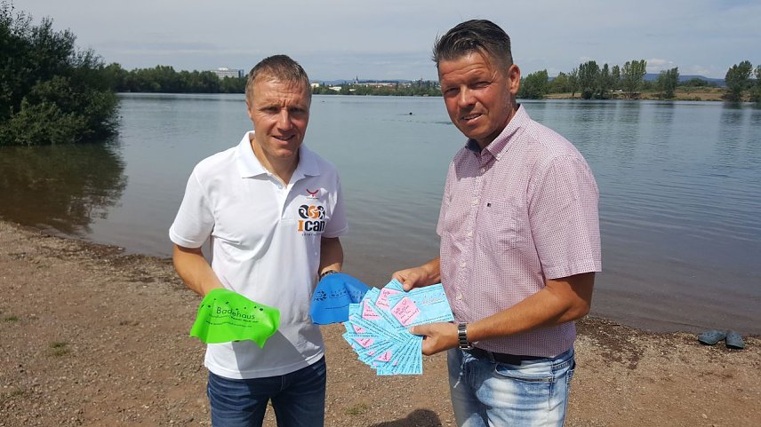 Bild: Der Renndirektor des ICAN Nordhausen, Ulrich Konschak, und Gesch&auml;ftsf&uuml;hrer der Badehaus Nordhausen GmbH, Jens Eisenschmidt, pr&auml;sentierten auch in diesem Jahr wieder die neu gestalteten Badekappen f&uuml;r die Athleten des Scheunenhof und ICAN-Triathlons am kommenden Wochenende.