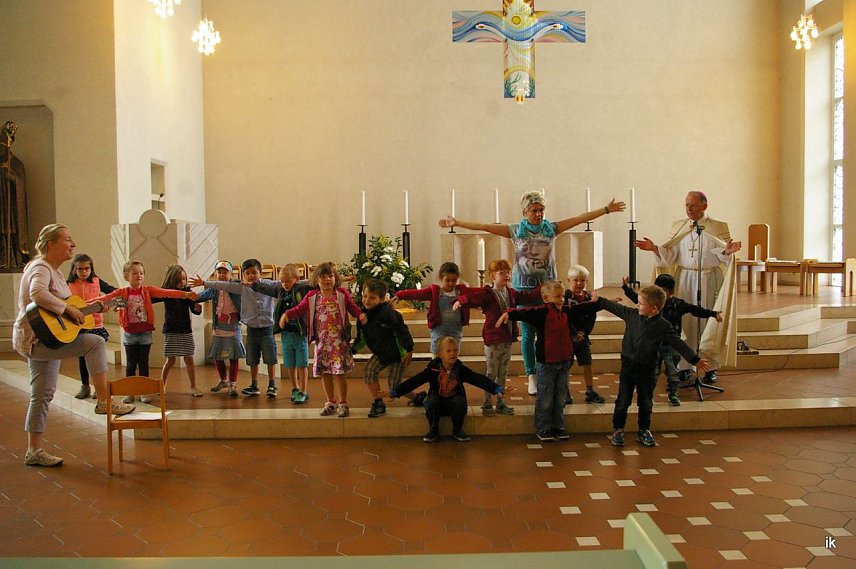 Bild: Kinder singen in der Kirche