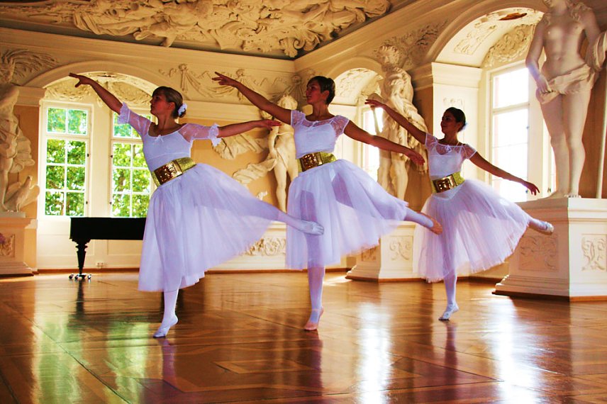 Bild: Eleven des Tanzstudios Radeva...