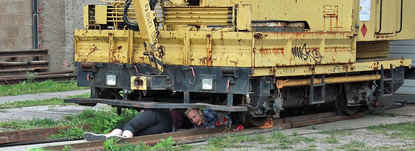 Bild: Am Gel&auml;nde des Eisenbahnvereines in der Erfurter Stra&szlig;e / Am Petersenschacht fand am sp&auml;ten Nachmittag eine Rettungsgro&szlig;&uuml;bung statt (<b>Update</b>)...  Die diesj&auml;hrigen Gro&szlig;&uuml;bung fand in der N&auml;he des Hauptbahnhofs in Sondershausen statt. Alle drei Jahr steht so eine Gro&szlig;&uuml;bung auf dem Plan. Waren es beim beim letzten Mal 30 Verletzte in einem Eisenbahnwaggon, waren dieses dieses Mal "nur" acht verl