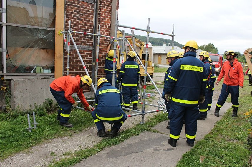 Bild: Am Gel&auml;nde des Eisenbahnvereines in der Erfurter Stra&szlig;e / Am Petersenschacht fand am sp&auml;ten Nachmittag eine Rettungsgro&szlig;&uuml;bung statt (<b>Update</b>)...  Die diesj&auml;hrigen Gro&szlig;&uuml;bung fand in der N&auml;he des Hauptbahnhofs in Sondershausen statt. Alle drei Jahr steht so eine Gro&szlig;&uuml;bung auf dem Plan. Waren es beim beim letzten Mal 30 Verletzte in einem Eisenbahnwaggon, waren dieses dieses Mal "nur" acht verl