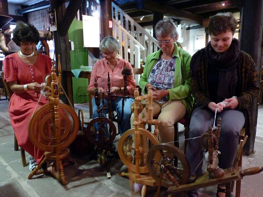 Bild: Spinnerinnen im Tabakspeicher