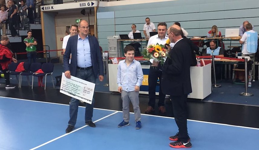 Bild: or gut 1500 Zuschauern nahm Laurenz die Gratulation seines heimischen Kreissportbundes durch den Pr&auml;sidenten Klaus Gorges entgegen