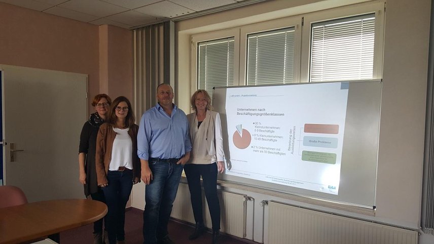 Bild: Jana Henning-Jacob und Sandra Kuhrmann Verein f&uuml;r Regionalentwicklung Bleicherode, Oliver Walter Kundenzentrumsleiter DAA Nordhausen und Katja Westermann Projektleiterin DAA Nordhausen