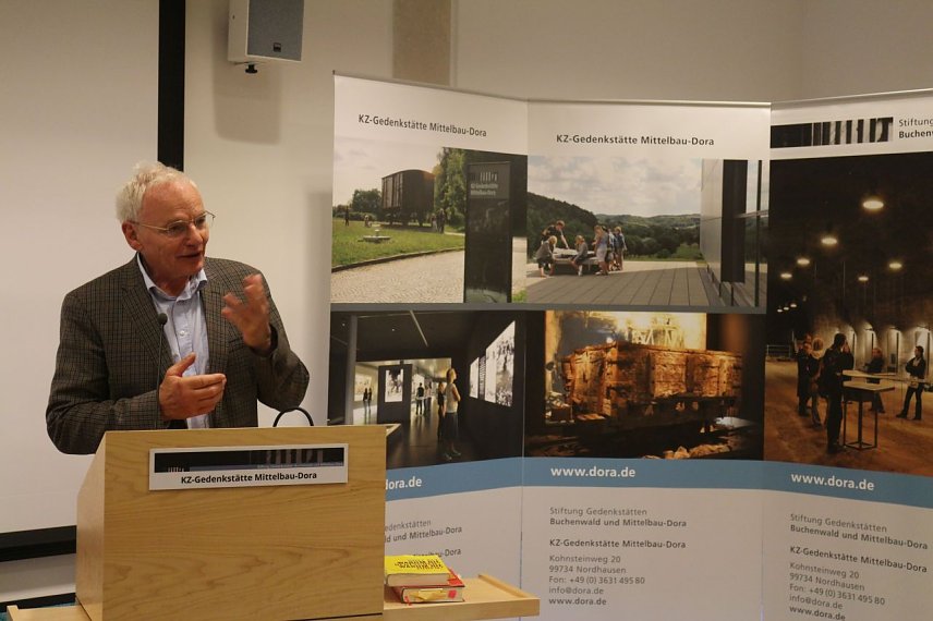 Bild: Autor und Historiker G&ouml;tz Aly zu Besuch in der Gedenkst&auml;tte Mittelbau-Dora