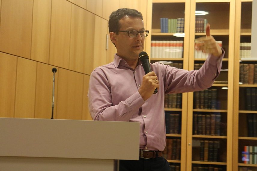 Bild: Prof. Dr. Sascha Liebermann besch&auml;ftigt sich mit diversen Fragen rund um das bedingungslose Grundeinkommen