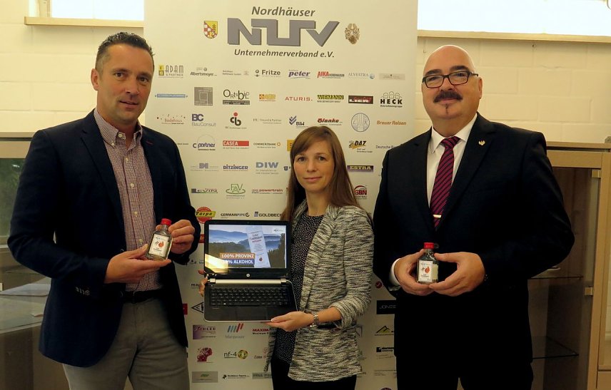 Bild: v.l.: Niels Neu, Claudia Rheinl&auml;nder (beide Nordth&uuml;ringer Unternehmerverband) du Herrn Robert Becke (Nordbrand Nordhausen)