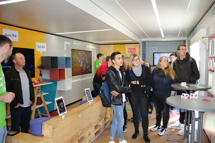 Bild:   Berufsfachsch&uuml;ler der SBBS Eichsfeld schauen sich die Musterwand im Brillux-Truck an