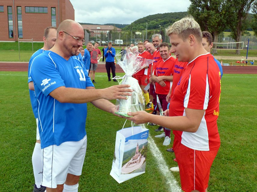 Bild: Pokal erstmalig beim B&uuml;rgermeister