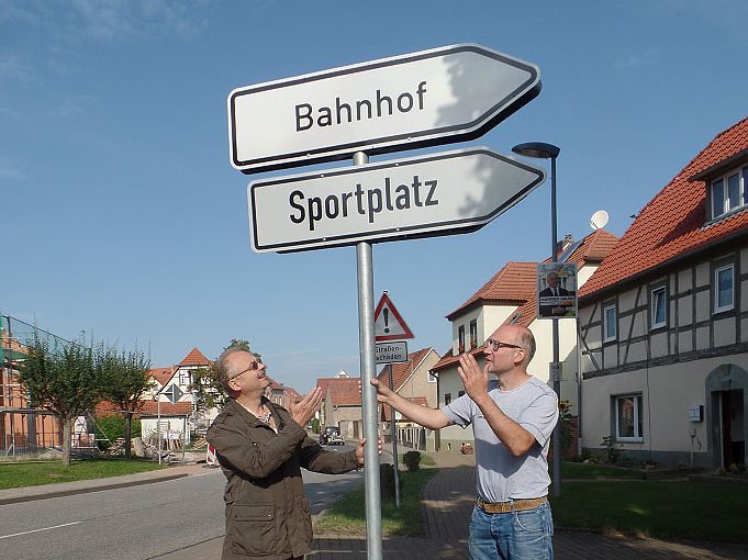 Bild: Unstrutbahn - letztes Bahnhofsschild aufgestellt