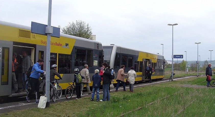 Bild: Unstrutbahn - letztes Bahnhofsschild aufgestellt