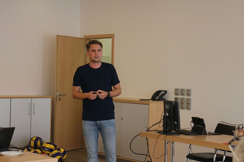Bild: Christoph Hein berichtete von den Elf "Bewegungsstationen" am Herder Gymnasium