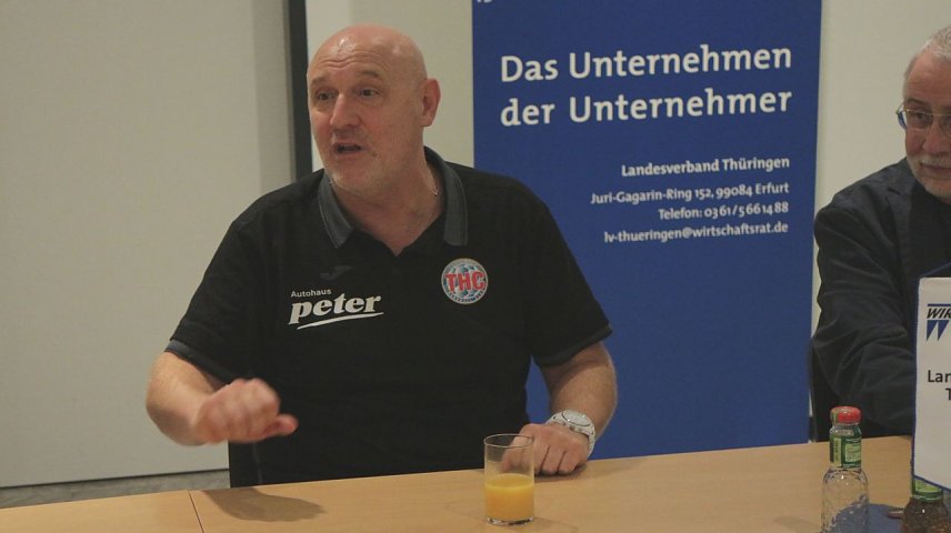 Bild: THC Trainer Herbert M&uuml;ller: es ist ein ungleiches Kr&auml;ftemessen