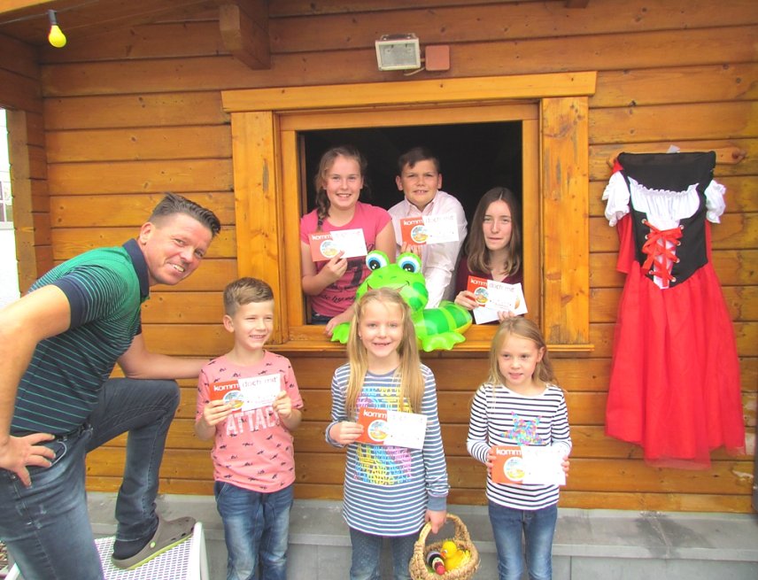 Bild: Jordi, Lilith, Josiephine, Leander, Johanna und Emely zeigen stolz den Kinder-Bade-Pass (von links)