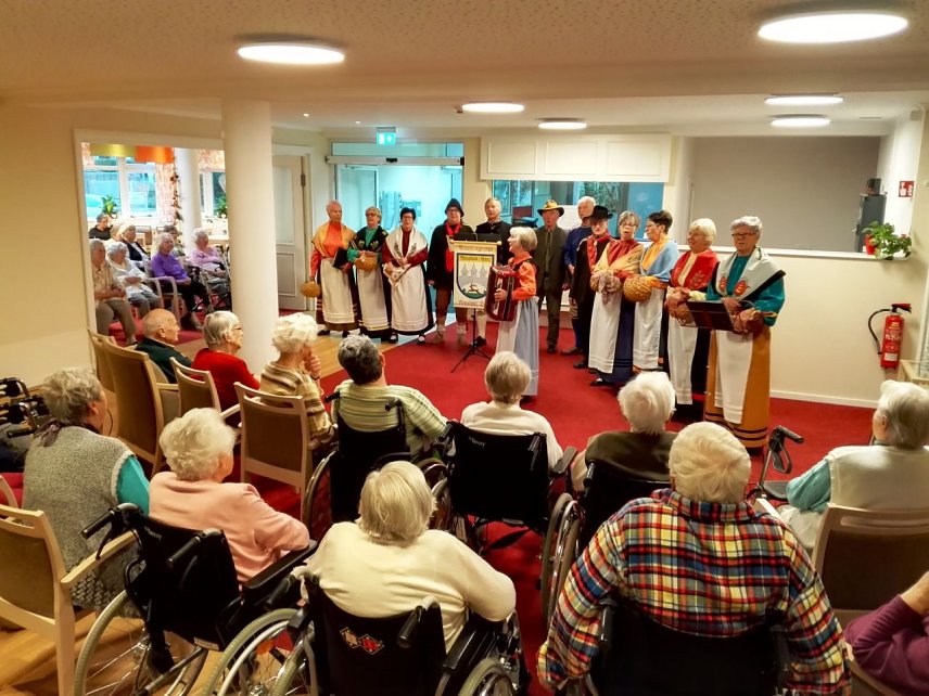 Bild: Die Trachtengruppe zu Besuch im Sonnenhof