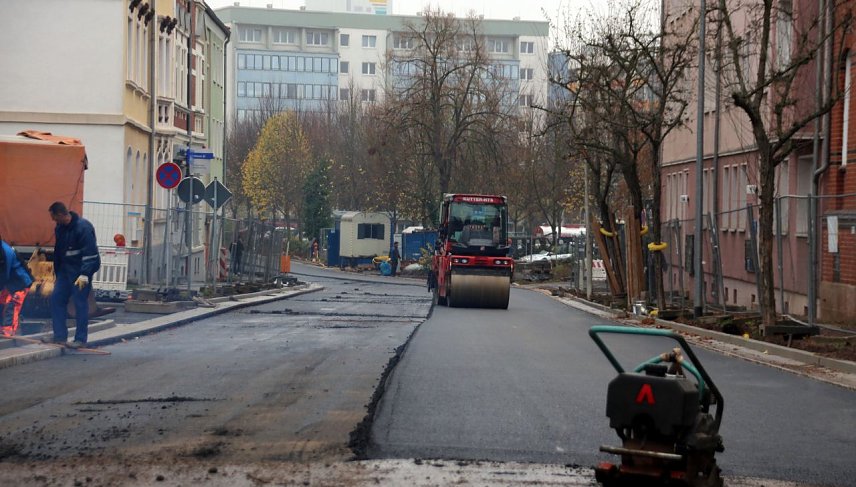 Bild: erzeit wird die Schwarzdecke auf die nun sanierte Stra&szlig;e gebracht