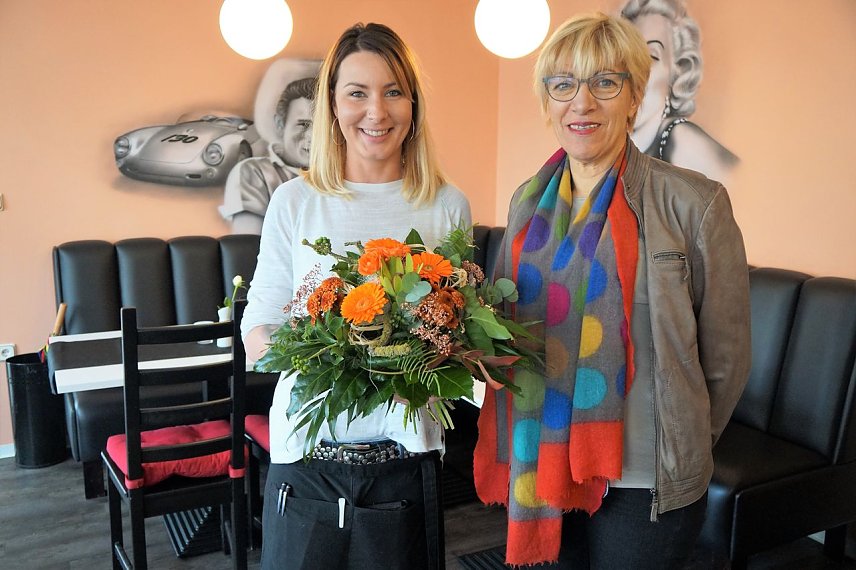 Bild: Renate Gruben &uuml;berbrachte Angelika Wilke (links) zur Gesch&auml;ftser&ouml;ffnung Gl&uuml;ckw&uuml;nsche