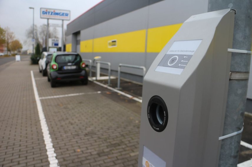 Bild: Ladestation an der Laterne - die Technik ist da
