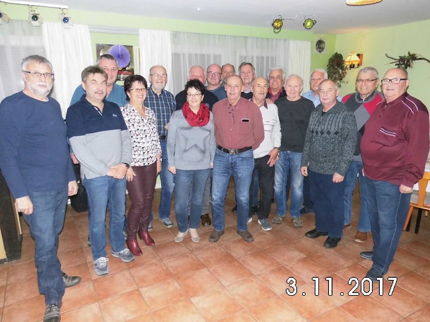 Bild: Es ist schon eine gute Tradition geworden, dass sich die ehemaligen Mitarbeiter des Kundendienstes und Verkaufs zum Jahresende in der Gastst&auml;tte am Kiesteich in Bielen treffen