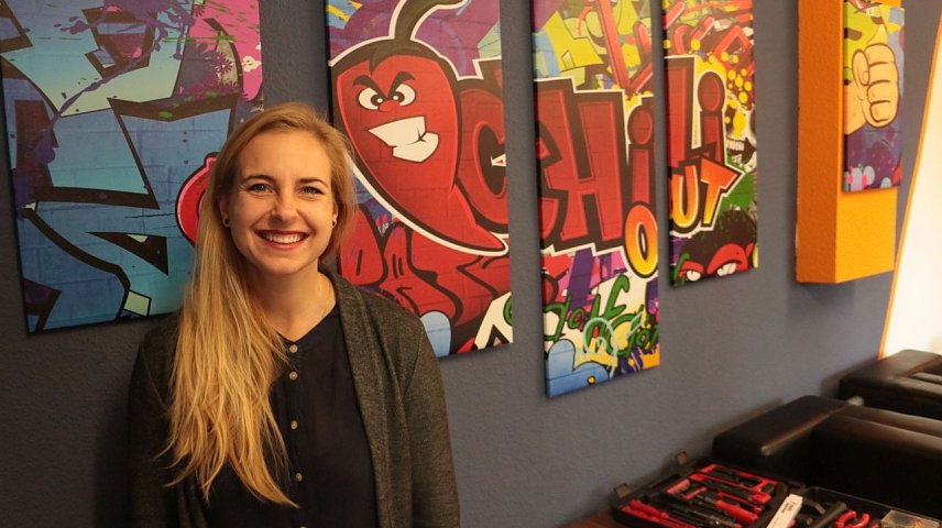 Bild: Jennifer Pohl in den neuen R&auml;umlichkeiten des Jugendclubs