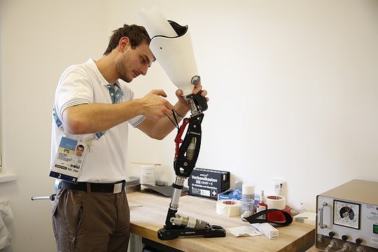 Bild: Spezielle Skiprothesen wie das ProCarve werden gewartet und repariert.