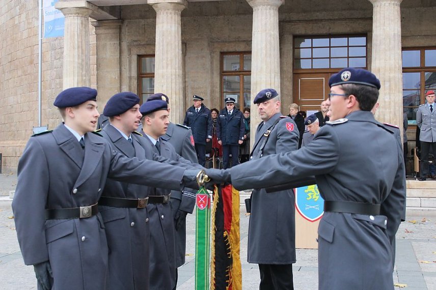 Bild: Soldatinnen und Soldaten vereidigt
