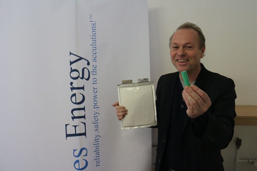 Bild: Eine Technik - zwei L&ouml;sungen: Tim Sch&auml;fer mit zwei Lithium-Zellen, eine aus deutscher und eine aus amerikanischer Produktion