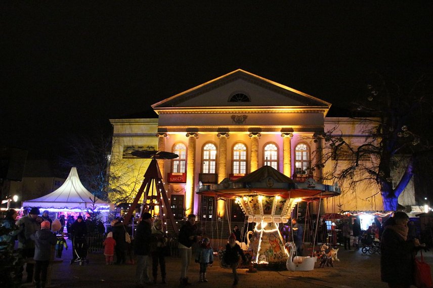 Bild: Adventsmarkt auf dem Theaterplatz