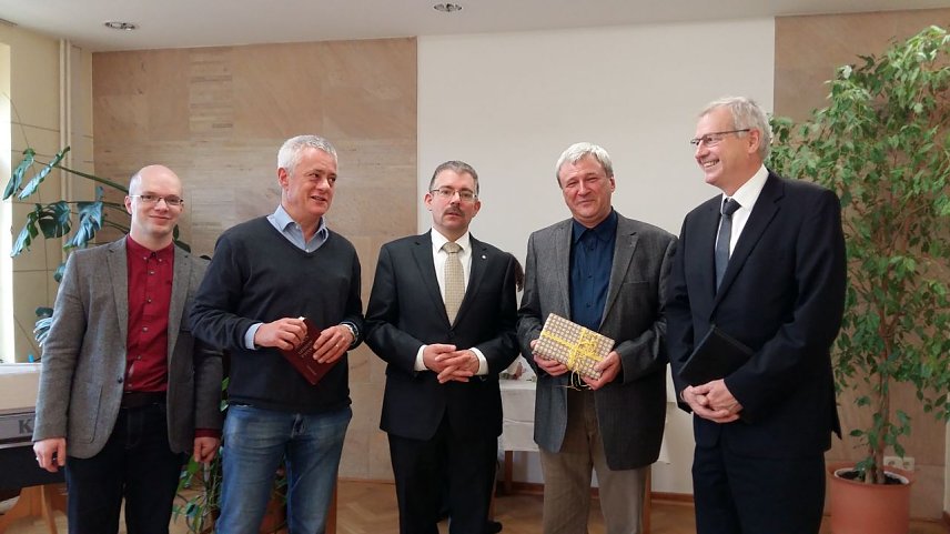 Bild: Winfried Berger wurde seine Anerkennungsurkunde im Beisein von (v.r.n.l.) Probst Dr. Christian Stawenow, dem Superintendenten Andreas Schwarze, dem Pr&auml;ses der Kreissynode Dr. Uwe Krieger und dem Prediger der Landeskirchlichen Gemeinschaft David Israel verliehen.