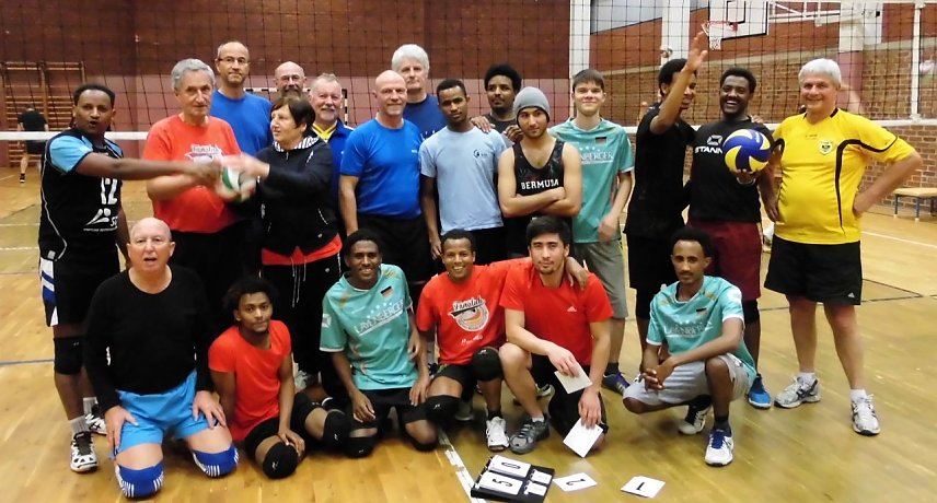 Bild: Integration durch Sport - die Seniorenvolleyballer lebten die Idee am Wochenende mit einem eigenen kleinen Turnier