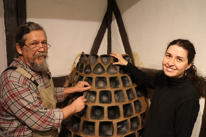 Bild: Johannes Klett und Nadine Holesch vor ihrem neuen "alten" Kachelofen