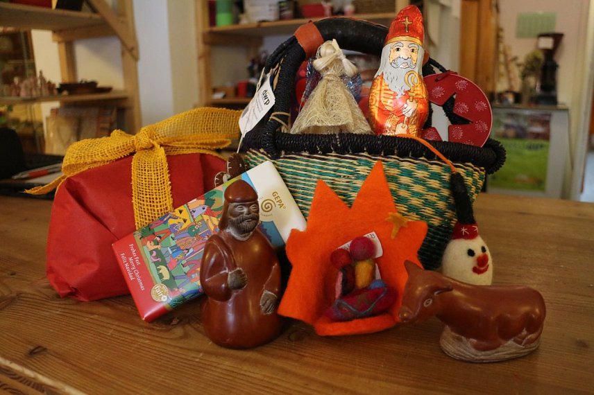 Bild: Faires Fest unter dem Weihnachtsbaum