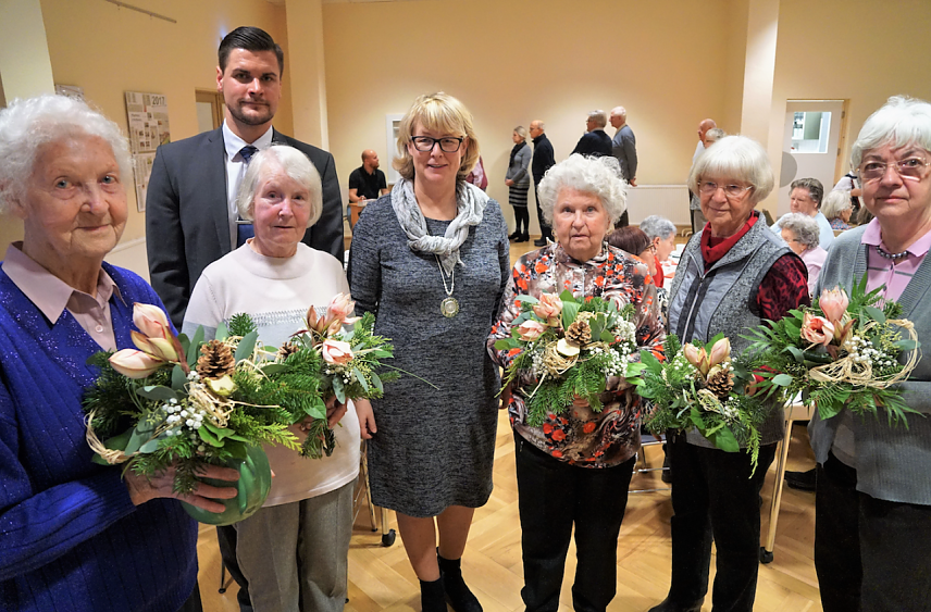 Bild: Ilse Rasch, Marion K&ouml;wing, Gisela Ollech, Annemarie Heise und Anneliese Schulze (v.l.n.r.) geh&ouml;ren mit zu den treuesten SWG-Mietern. Pascal Wetzler und Inge Klaan &uuml;berbrachten die Gl&uuml;ckw&uuml;nsche
