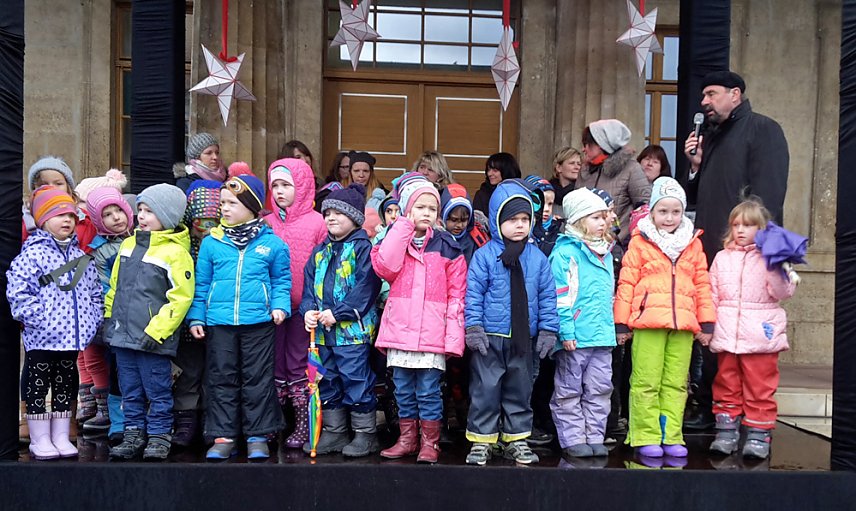 Bild: Feuchter Start des Weihnachtsmarkts
