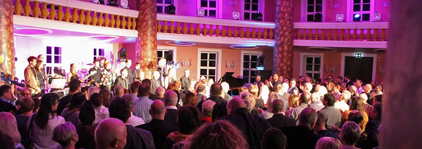 Bild: Stehende Ovationen im Achteckhaus
