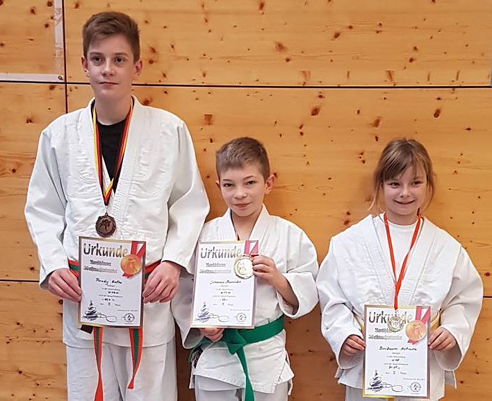 Bild: Melinda Bierbaum (wei&szlig;/gelb) bei ihren ersten Wettkampf, sie holte sich dabei Silber ab, Johannes Steinecke (gr&uuml;n) hat sich souver&auml;n  Gold geholt und Randy Gothe (orange/gr&uuml;n)  erk&auml;mpfte sich Bronze