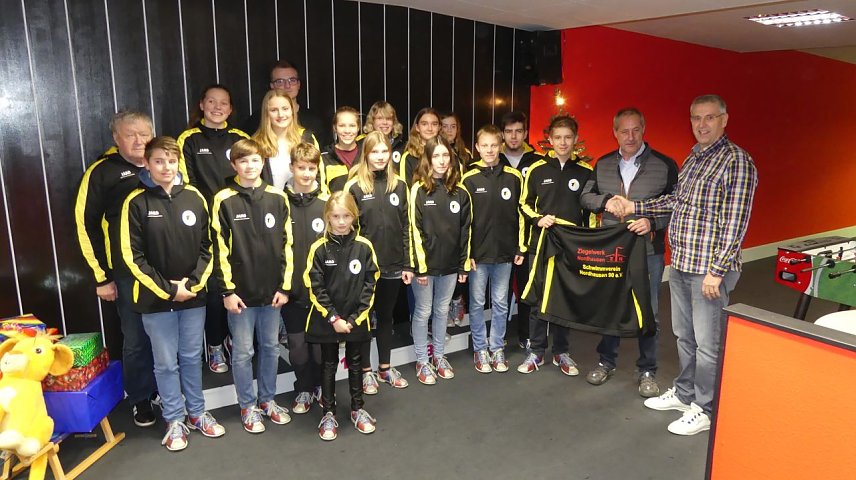 Bild: Thomas Sourell von der Ziegelwerk Nordhausen GmbH lobte bei der &Uuml;bergabe am 19.12. das Engagement f&uuml;r den Schwimmsport in Nordhausen