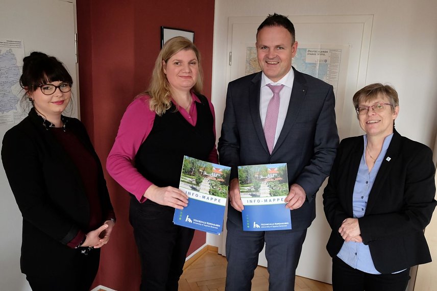 Bild: Ratifizierung des Kooperationsvertrages durch Anja Schuchardt und Dr. Anja Schlotzhauer, der Blindow-Schulen, sowie HSN-Pr&auml;sident Prof. Dr. J&ouml;rg Wagner und Studiendekanin Prof. Dr. Uta Breuer (v.l.)