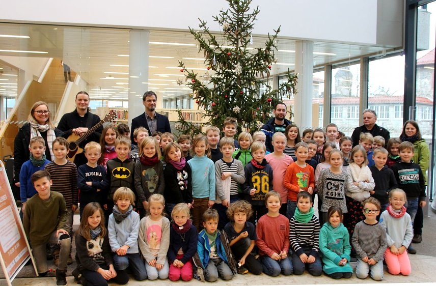 Bild: Die evangelische Grundschule brachte der Stadtverwaltung ein St&auml;ndchen