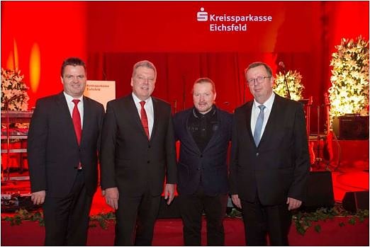 Bild: Frank Sondermann, Mitglied des Vorstandes, Hubert Riese, Vorsitzender des Vorstandes, Joey Kelly, Landrat Dr. Werner Henning