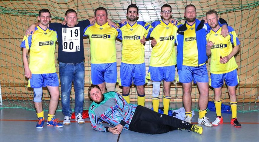 Bild: Die Mannschaft von Henningbau beim Fu&szlig;ballturnier