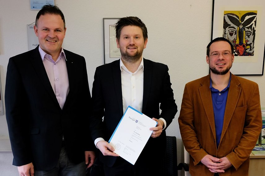 Bild: HSN-Pr&auml;sident Prof. Dr. J&ouml;rg Wagner, Prof.Dr. Lutz G&ouml;cke und Studiendekan Prof. Dr. Gernot Kaiser (v.l.)