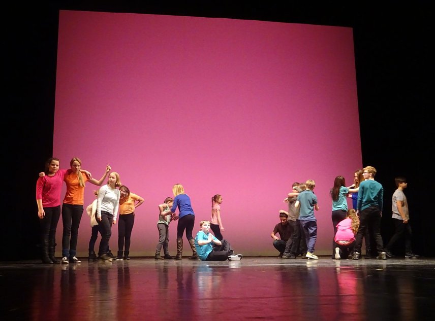 Bild: Der Theaterjugendclub junior im St&uuml;ckwerk der vergangenen Spielzeit)