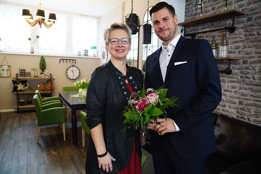 Bild: Beate Kubath hat im Januar in der Rautenstra&szlig;e im einstigen Bastelst&uuml;bchen ihren Laden Wohnart er&ouml;ffnet. Pascal Wetzler von der SWG gratulierte