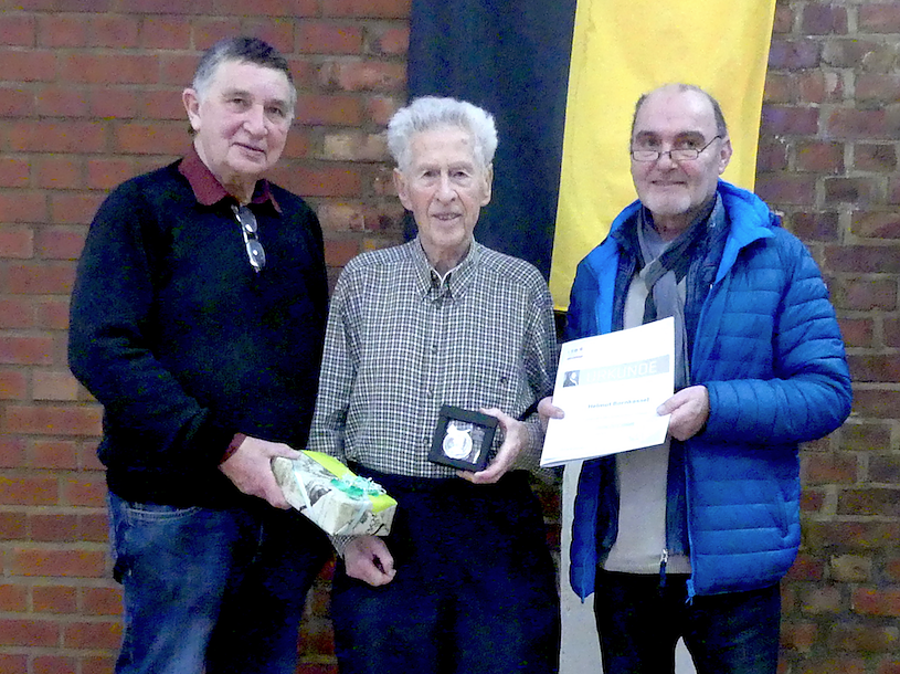 Bild: In den R&auml;umen seines letzten Heimatvereins LV Altstadt 98 Nordhausen empfing der mittlerweile 86-j&auml;hrige Helmut Bornkessel die hohe W&uuml;rdigung aus den H&auml;nden von KSB-Pr&auml;sident Klaus Gorges. 