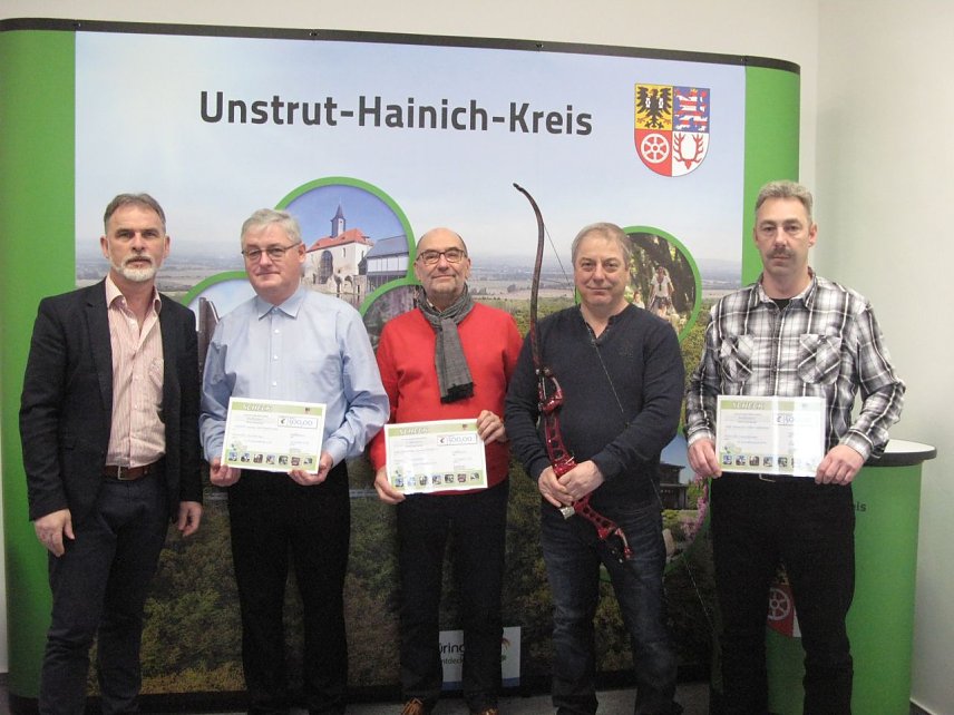 Bild: (v. l.): Landrat Harald Zanker, Gerhard Wegerich, Klaus Kubelka, Mike Heucke und Bert M&auml;der bei der Scheck&uuml;bergabe