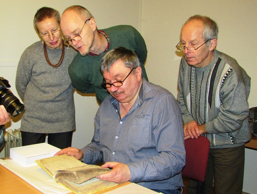 Bild: Arterner Heimatverein lie&szlig; 438 Jahre altes Buch sanieren