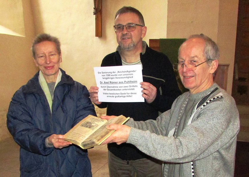 Bild: Arterner Heimatverein lie&szlig; 438 Jahre altes Buch sanieren