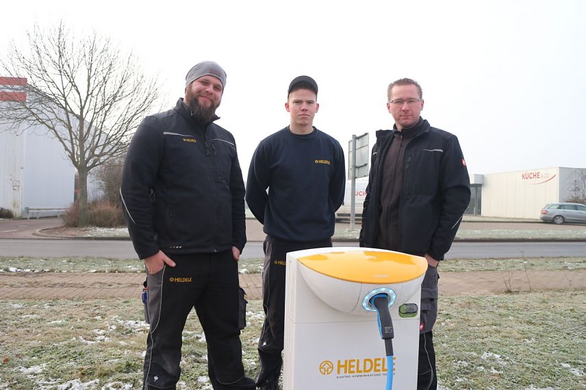Bild: Die Elektroexperten der Firma Heldele haben mehrere Ladestationen in Betrieb genommen: v.l.: Dominique Boenki, Erik Markquardt und Stefan J&ouml;dicke